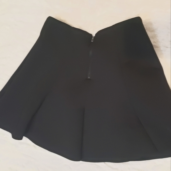 Guess black skirt zip up - Picture 2 of 4